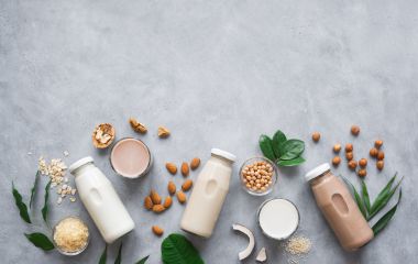 Порівняння сироваткового та рослинного (веганського) протеїну: Переваги та користь для здоров'я та навколишнього середовища