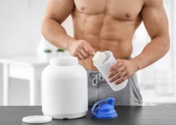 Спортсмен насыпает гидролизат протеина в шейкер