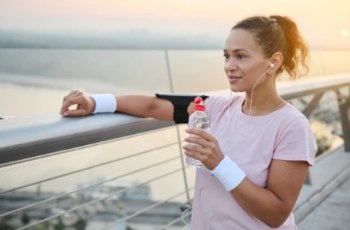 Девушка пьет изотоник после бега