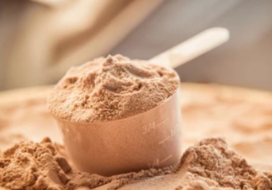 Мерная ложка с шоколадным сывороточным протеином