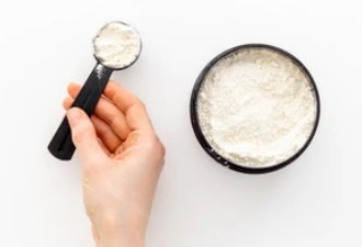 Протеиновый порошок в мерной ложке